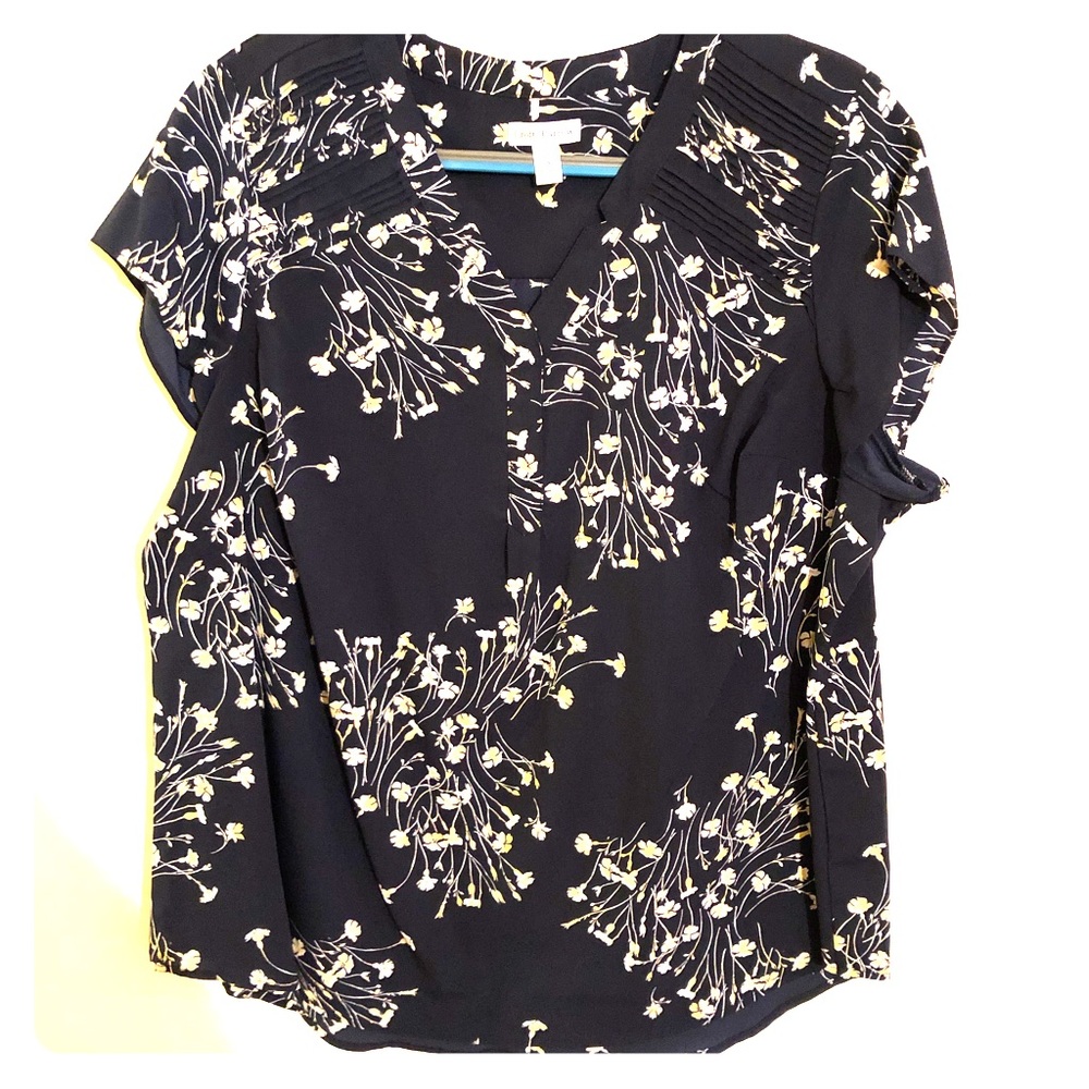 Navy/floral print v-neck blouse. Croft&Barrow Sz1X